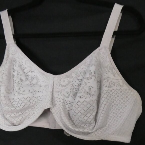 WACOAL | 40 DDD | Elegant Light Grey Lace Bra | Underwire Support | Unpadded - Picture 5 of 16